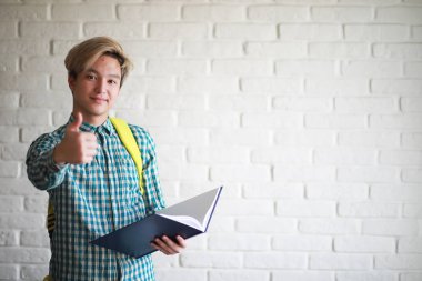 Bir sırt çantası öğrenci ile genç bir çocuk