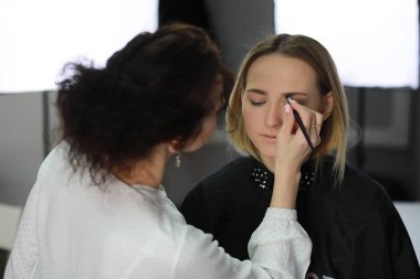 Genç kız ile bir makyaj sanatçısı