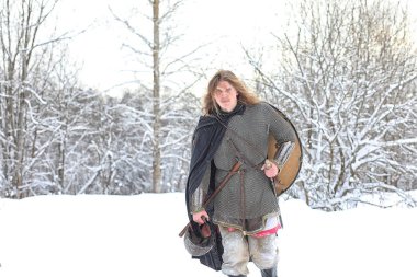 Defender'ı posta zırh genç savaşçı