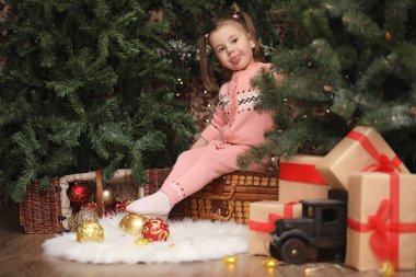 Yeni yıl Noel atmosferinde küçük bir kız. Kız happ olduğunu