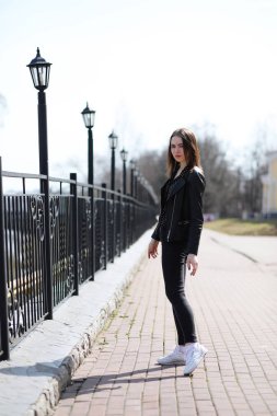 Bahar şehrin içinden bir yürüyüşte kız