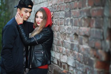 Gündelik kıyafetlerle yürüyen sevgi dolu bir çift.