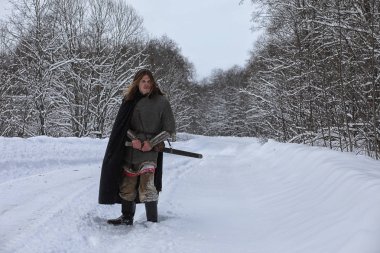 Defender'ı posta zırh genç savaşçı