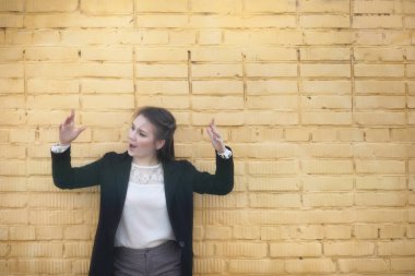 Sevimli kız bir sonbahar Park