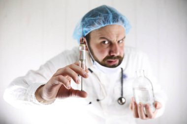 Beyaz önlük ve eski şırınga çılgın sakallı doktor