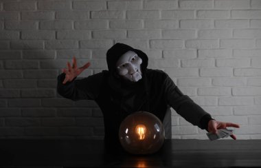Bir fortune teller top olan bir adam