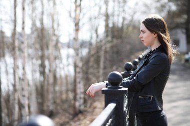 Bahar şehrin içinden bir yürüyüşte kız