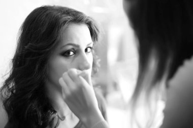 Kız makyaj siyah-beyaz yapmak