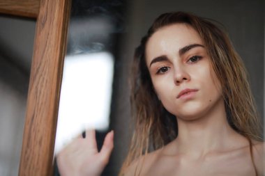 Islak saçlı güzel bir genç kız