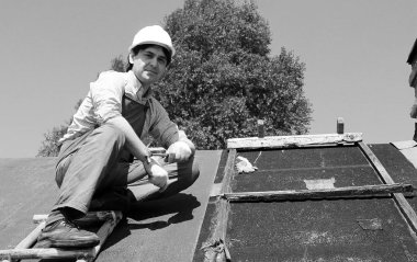 Siyah beyaz işçi elbiseli adam.