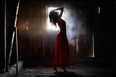 Kırmızı elbiseli güzel bir kız silüeti