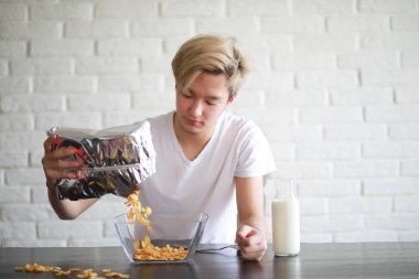 Kahvaltıda sütlü Mısır gevreği