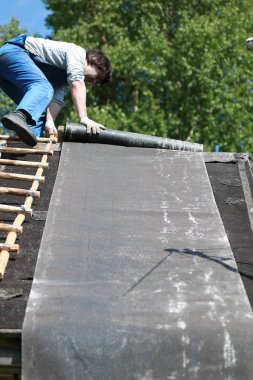 İnşaatçı kılığında bir adam.