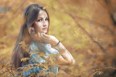 Genç bir kız sonbahar partisinde yürüyüşe çıktı.