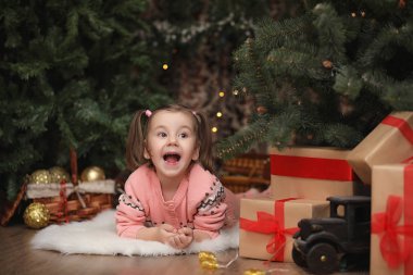 Yeni yıl Noel atmosferinde küçük bir kız. Kız happ olduğunu