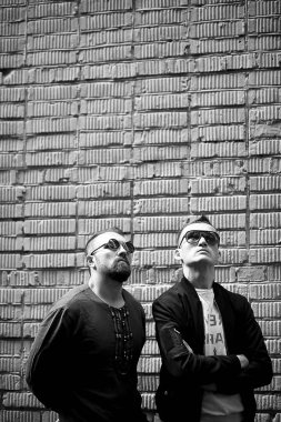 İki adam sokakta siyah ve beyaz