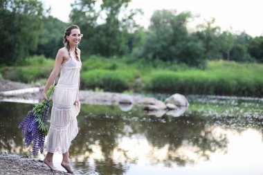 Kız mavi çiçek bir buket