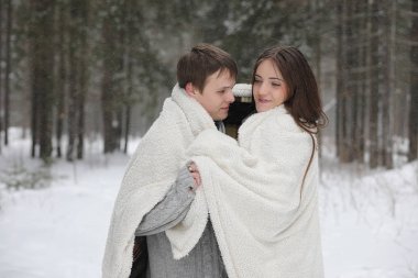 aşıklar bir tarihte kış öğleden sonra kar kar fırtınası çifti