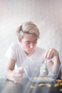 Kahvaltıda sütlü Mısır gevreği