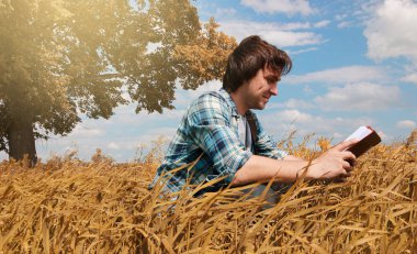 Genç bir adam haritaya bakar sonbahar mevsimi