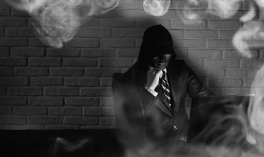 Siyah maske ve hood masada hacker