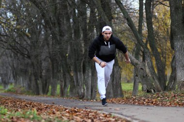 Genç adam bir sonbaharda sakal.