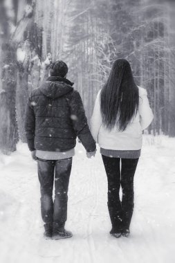Sevgi dolu bir çift bir kış yürüyüş. Erkek ve kadın bir tarihte