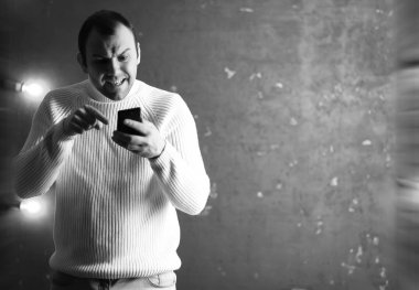 Beyaz kazak giyen bir adam.