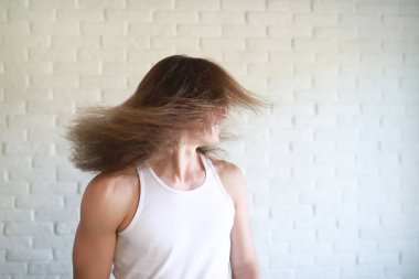 Uzun saçlı genç adam.