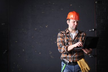 Koruyucu bir kask içinde erkek mimar Oluşturucu