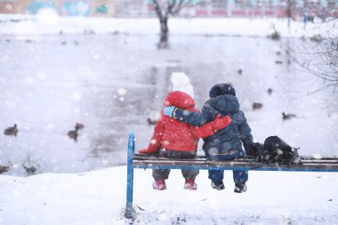 Çocuklar parkta ilk kar yürümek