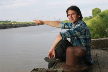 Sanayi bölgesi içinde bir sakallı