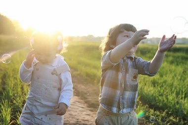 Çocuklar açık havada doğa üzerinde