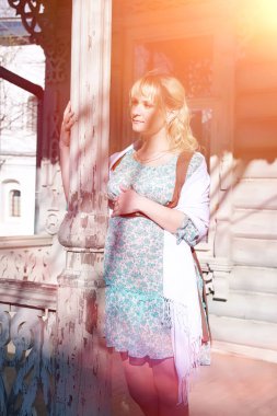 Hamile kız parkta bir yürüyüş. CI karnından kızla