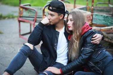 Gündelik kıyafetlerle yürüyen sevgi dolu bir çift.