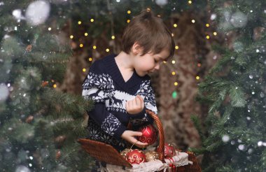 Yeni yıl ağacı tarafından küçük bir çocuk. Çocuk Chris süslemeleri