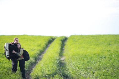 Bir sırt çantası ile yürüyerek seyahat