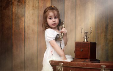 Retro bir iç ve bir eski telefon yere oturur. 