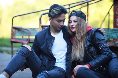 Gündelik kıyafetlerle yürüyen sevgi dolu bir çift.