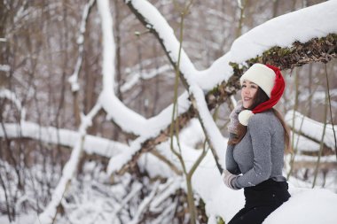 Genç bir kız bir kış parkta bir yürüyüş. Noel tatili t