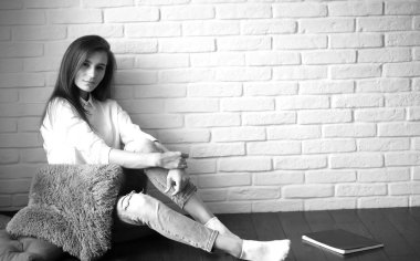 İş yerinde güzel sanatçı