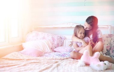 Bir kitap genç kız kızı olan o oturan genç kız okur