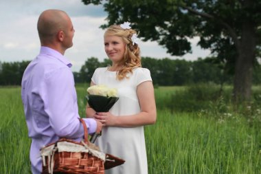 Çift aşık alanında yaz günde yürüyüş