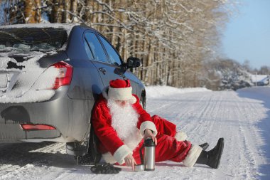 Noel Baba hediyeleri ile dışarıdan geliyor. Noel Baba kırmızı bir SÜ