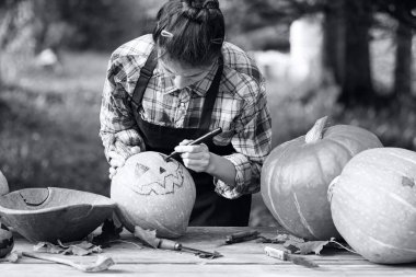 Kafası kabaktan oyulmuş.