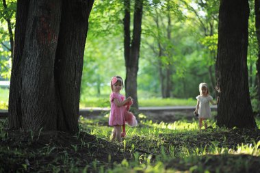 Annem ve iki kızım var.