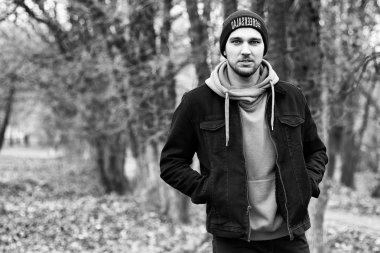 Genç sakallı adam açık