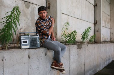 Bir sakallı bir genç adamla