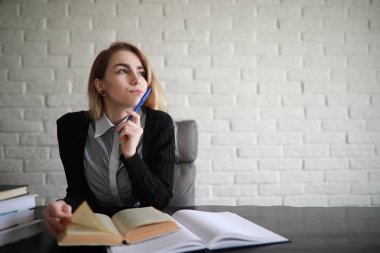 Genç güzel sarışın kız öğrenci