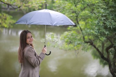 Bir ceket bir bahar parkta genç kız